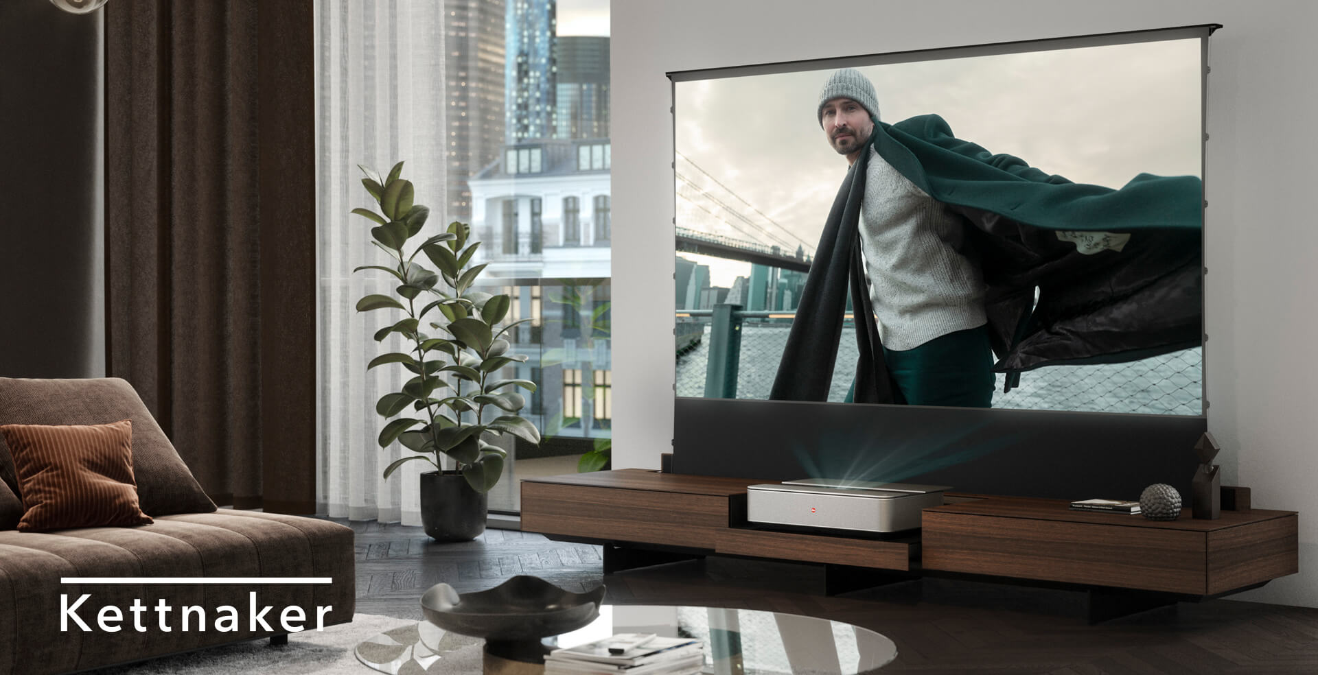 Moderne Wohnzimmer mit Kettnaker Möbeln, einem Projektor und einem stilvollen Mann im Vordergrund.